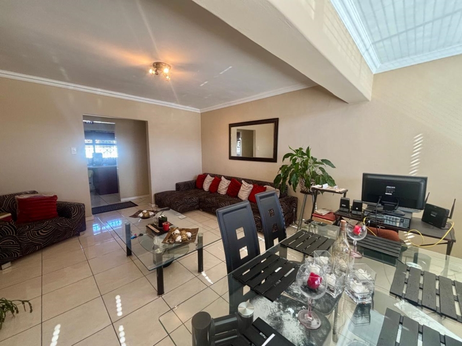 2 Bedroom Property for Sale in Goodwood Central Western Cape